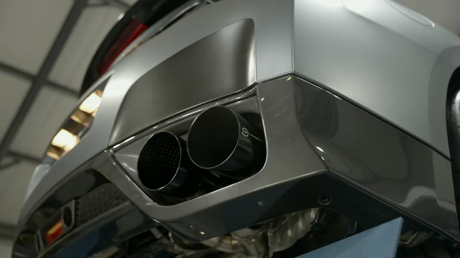 Nissan GT-R R35 — Quad tips